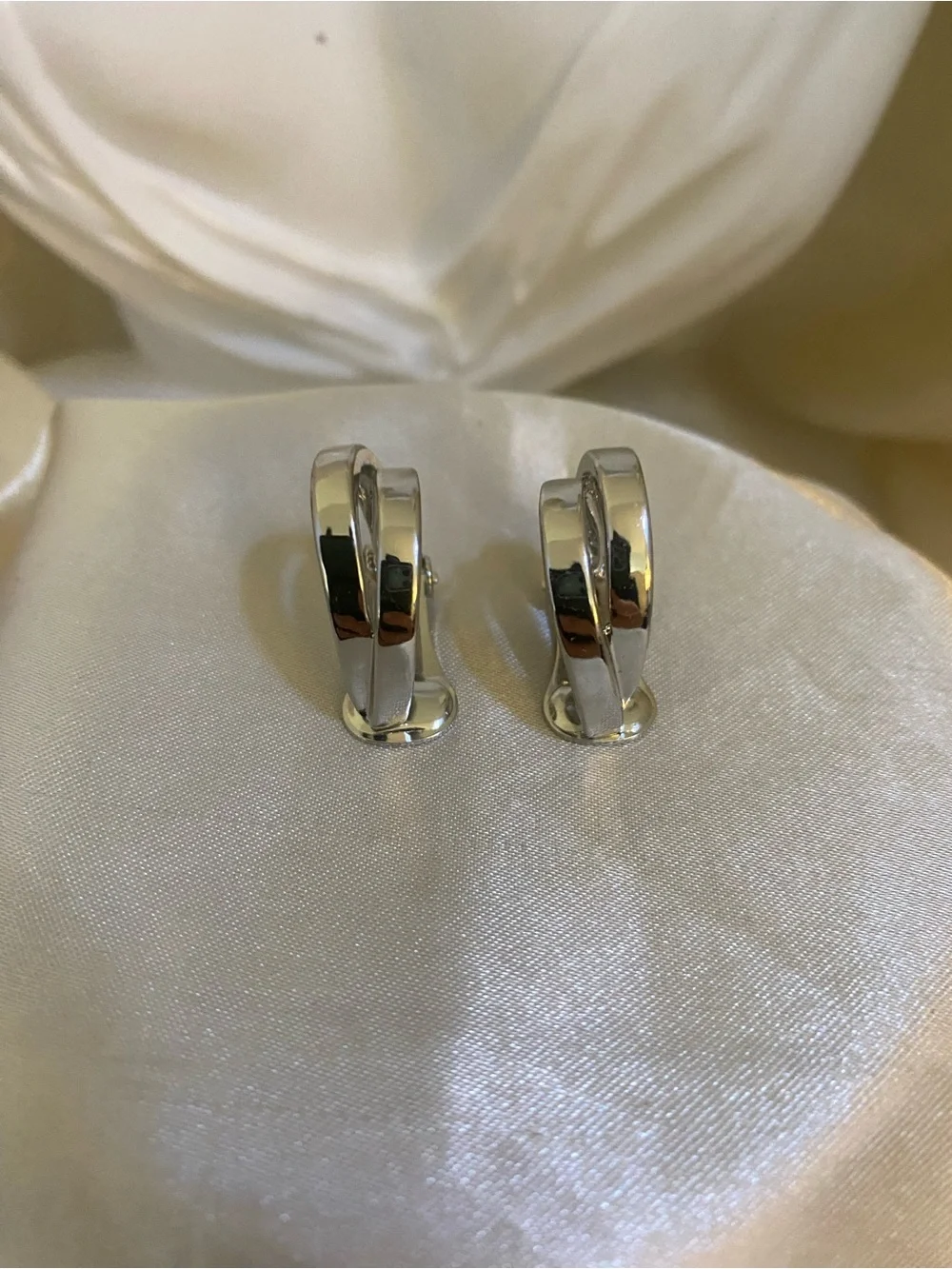 Vintage 80s Silver Tone Overlapping Curved Hoop Clip Earrings